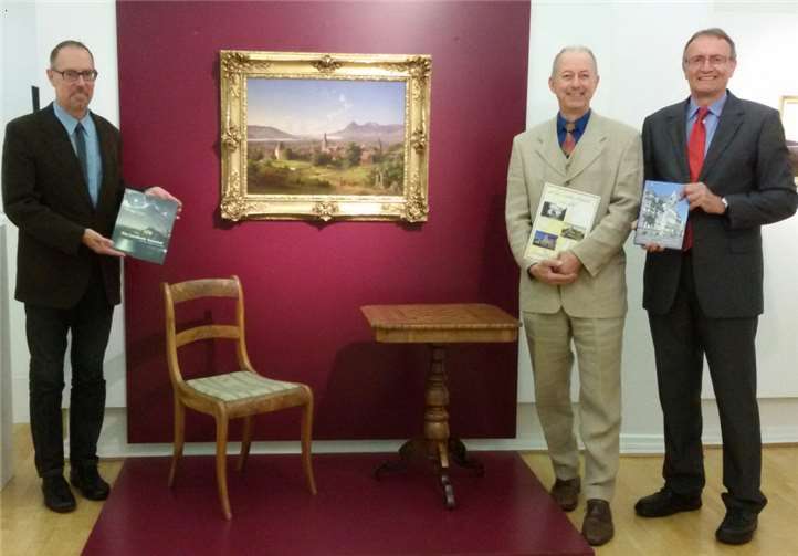 (v.l.n.r.) Museumsleiter Bernd Willscheid, Kreisarchivar Joachim Brauß und Landrat Rainer Kaul mit den bisherigen Publikationen, das Heimatjahrbuch 2016, die Kataloge zur Fotoausstellung im Kreishaus und den Gemälden und Zeichnungen im Roentgen-Museum.Kreisverwaltung Neuwied