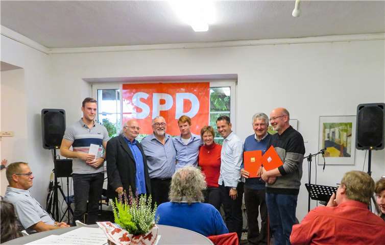 Kultur und Kunst-Musik-Gespräch v.l.n.r.: Neumitglied Lucas Schloemer, Karl-Heinz Ramscheid, Vorsitzender OV Bendorf Karl-Rudolf Goergen, Neumitglied Jannik Götte, Vorsitzende OV Sayn Claudia Seidel, David Langner und die Jubilare Heinz Scherer, Rolf Trennheuser. Privat