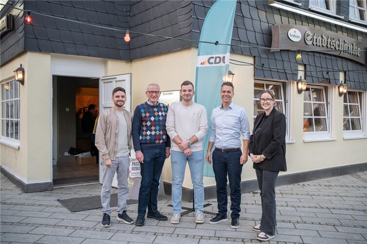 v.l.n.r.: Nick Falkner, Kreisvorsitzender JU; Guido Orthen, Landtagskandidat; Julius Knieps, stellv. JU-Kreisvorsitzender; Pascal Rowald, Bürgermeisterkandidat ; Johanna Breuer, Beisitzerin JU.  Foto: Nick Falkner