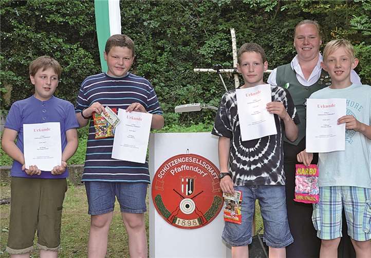 (v.l.n.r.) Niclas Flesser, Benedict Rhode, Jona Rhode, Jugendtrainerin Nicole Last, Florian Pernak.