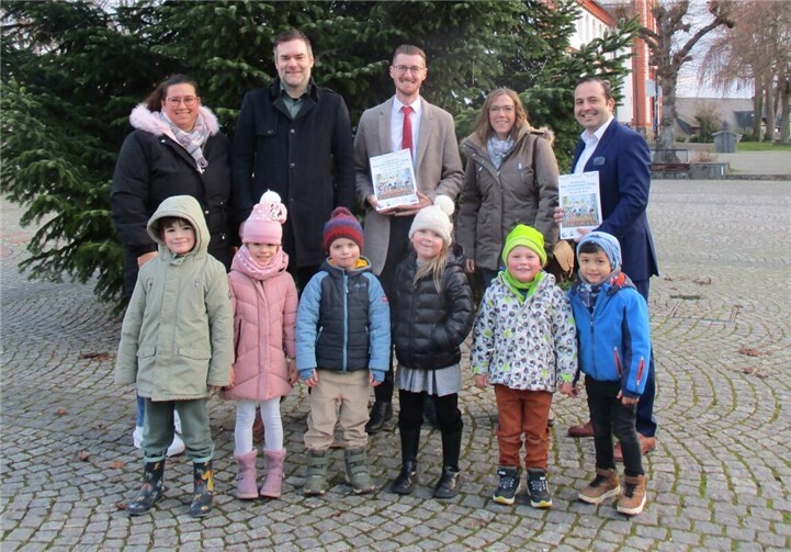 v.l.n.r.: Nicole Hansen (stellv. Kita-Leitung), Onno Reinders (Vorstand FV), Florian Schneider (KSK AW), Dr. Katharina Köhn (Vorstand FV), Kadir Karabüber (VR Bank RAE)