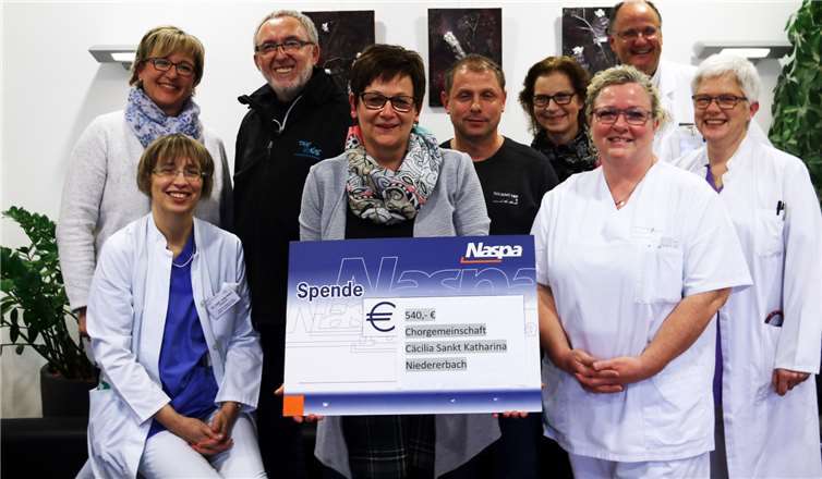 (v.l.n.r.) Nicole Theis (Schriftführerin Chorgem.), Dr. med. Jutta Kahn (Oberärztin Palliativstation), Günther Hummel (2. Vorsitzender Chorgem.), Ulrike Bongard (1. Vorsitzende Chorgem.), Mario Jokisch (Aktivenvertreter, Chorgem.), Dr. Elke Freudenberg (Psychologin Palliativstation), Karin Grende (Stationsschwester Palliativstation), Dr. med. Christoph Lerchen (Chefarzt Palliativstation) und Dr. med. Janine Düber.Herz-Jesu-Krankenhaus, Dernbach