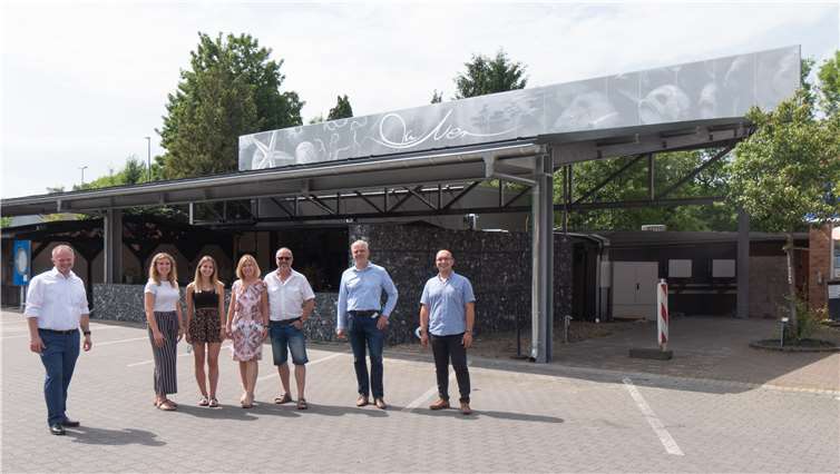 Ein echter Hingucker vlnr: OB Jan Einig, Familie Weller – Burkhard mit Frau Petra und den Töchtern Laura und Sina, die seit kurzem auch ins Unternehmen eingestiegen sind. Von ASAS Fred Häring und Can Çorapçioglu von ASAS.Foto: privat