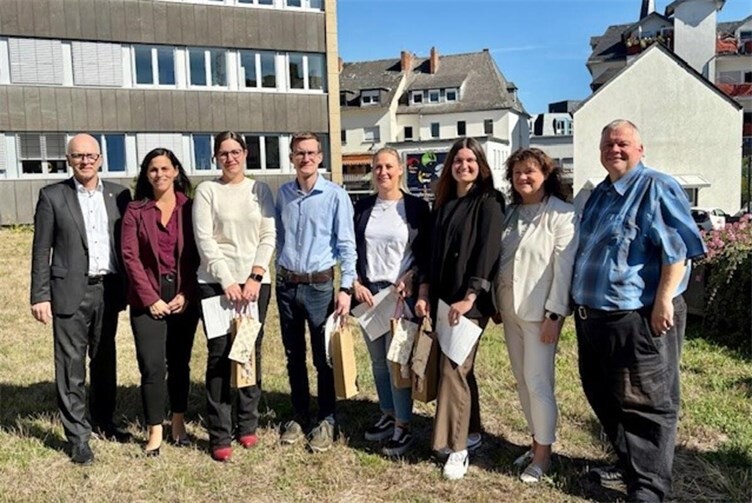 v.l.n.r.: Oberbürgermeister Dirk Meid, Jasmin Alter, Svenja Schäfges-Zimmer, Stefan Wilden, Jennifer Dillmann, Julia Judt, Dagmar Luxem und Wolfgang Goeken