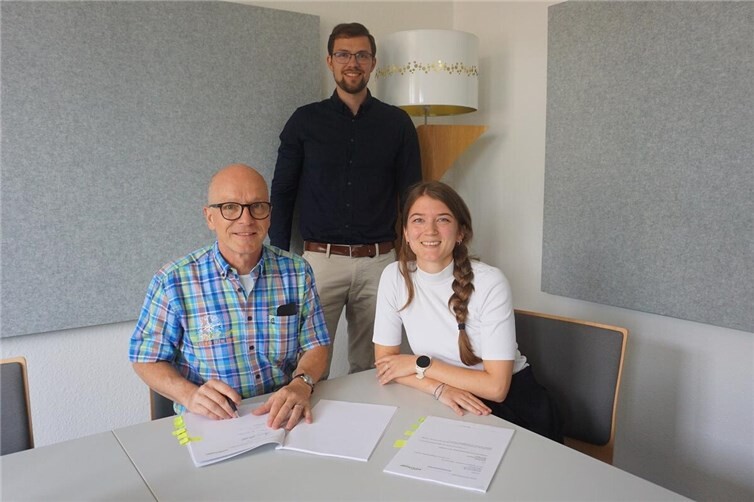 v.l.n.r.: Oberbürgermeister Dirk Meid, Klimaschutzmanager Helge Lippert und Lea Dorgeist von der Energie Kontor AG bei der Vertragunterzeichnung
