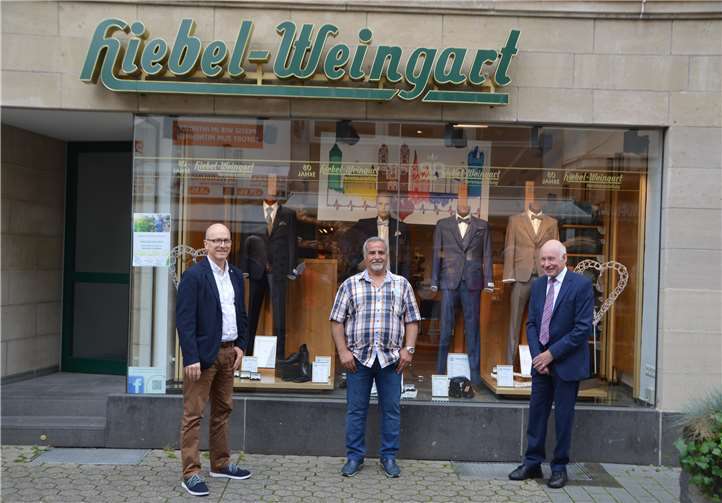 v.l.n.r: Oberbürgermeister Dirk Meid, Künstler Mohammad Taherinia und Firmeninhaber Hans-Paul Hiebel von Herrenausstattung Hiebel-WeingartFoto: Jacqueline Blang/Stadt Mayen