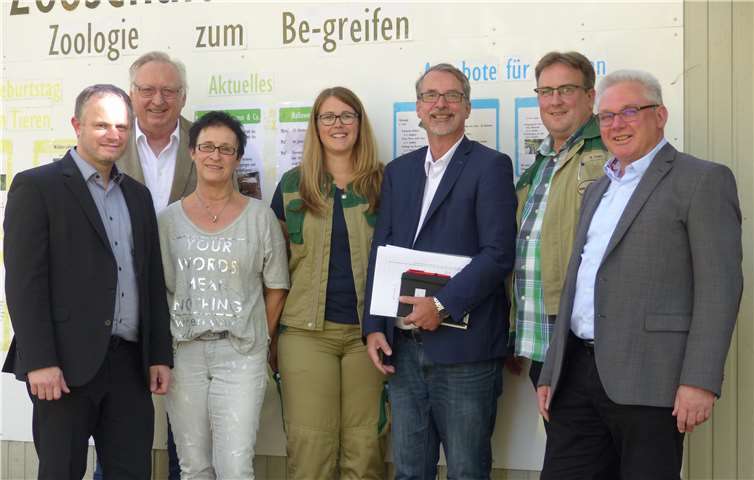 (v.l.n.r.) Oberbürgermeister Jan Einig, Wirtschaftsberater Dieter Rollepatz, Geschäftsführerin Birgit Klütsch, Zoopädagogin Franziska Günther, Sven Lefkowitz (MdL), Zoodirektor Mirko Thiel und Wirtschaftsberater Hans-Dieter Neuer vor der Neuwieder Zooschule. Foto: privat