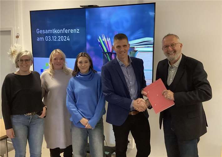 (v.l.n.r.): ÖPR-Sprecherin Tanja Fößel, Elternvertreterin Janett Levold, Schülersprecherin Tonjesa Xhafaj, Schulleiter Marco Bastiaansen und Dezernent Ralf Groß.  Foto: privat