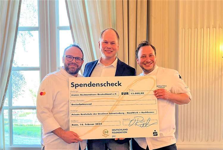 v.l.n.r: Oliver Röder, Präsident der Jeunes Restaurateurs Deutschland und Küchenchef der Burg Flamersheim in Euskirchen - Christian Zimbelmann, Schulleiter Priv. Realschule Calvarienberg Ahrweiler - Matthias Pietsch, Küchenchef Redüttchen in Bonn Bad Godesberg.  Foto: JRE-Deutschland