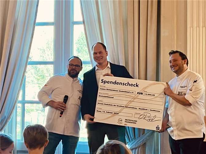 v.l.n.r: Oliver Röder, Präsident der Jeunes Restaurateurs Deutschland und Küchenchef der Burg Flamersheim in Euskirchen - Christian Zimbelmann, Schulleiter Priv. Realschule Calvarienberg Ahrweiler - Matthias Pietsch, Redüttchen in Bad Godesberg.  Foto: F. Zimbelmann