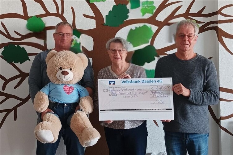 v.l.n.r.: Organisator der „Motorrad Hoffnungstour“, Rudi Ratz, mit Bärenbotschafter Hope; Ehramtliche Cornelia Cziesla, Mitorganisator Gerd Mudersbach. Foto Doro Meure