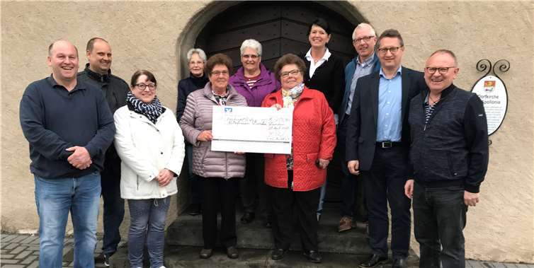 (v.l.n.r.: Ortsbürgermeister Michael Kopp, Michael Büchel-Schwaab (FWG), 1. Beigeordnete Resi Hartung, die Küsterfrauen: Doris Probstfeld, Maria Daum, Elvira Jung und Elisabeth Hürter, Anja Körnert (FWG), Andreas Zentner(FWG), Konrad Einig (FWG), Frank Breitbach (FWG)) (Foto: Helmut Arenz). Foto: FWG Maifeld