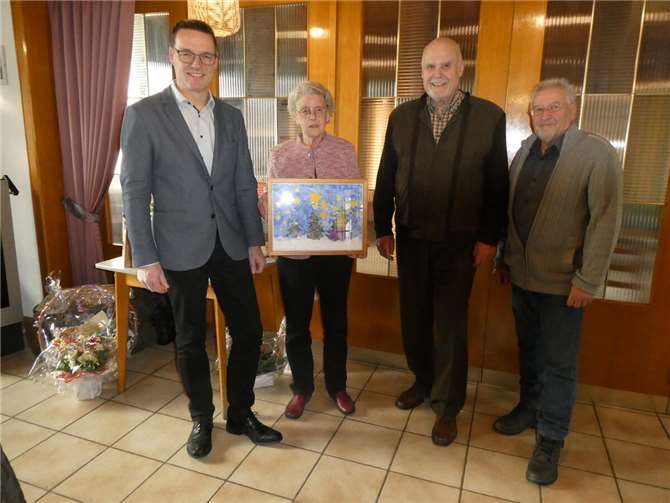 v.l.n.r.: Ortsbürgermeister Olaf Reinhäckel, Jubilarin Brigitte Dausenau,Seniorenbeauftragte Martin Sandman und Karl Heinz Lehnert.  Foto: Martin Sandmann