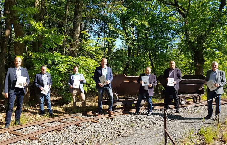 v.l.n.r.: Ortsbürgermeister Thomas Braunstein, Kottenheim; Beigeordneter Martin Winninger, Ettringen; Oberbürgermeister Wolfgang Treis, Mayen; Bürgermeister Jörg Lempertz, Verbandsgemeinde Mendig; Bürgermeister Alfred Schomisch, Verbandsgemeinde Vordereifel; Stadtbürgermeister Hans-Peter Ammel, Mendig und Ortsbürgermeister Werner Spitzley, Ettringen. Foto: privat