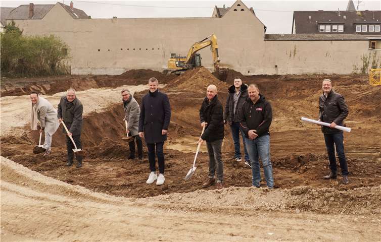 (v.l.n.r.) Ortsvorsteher Mike Karen, Sparkassenvorstand Jörg Perscheid, Evm- Vorstand Bernd Wieczorek, Markus Schröder Beratung Wärmelieferung evm, Bauunternehmer Toni Zimmermann, Felix Poll Bauwirtschaftsingenieur Planungsbüro Schuster, Bauunternehmer Marco Beckermann, Geschäftsführer Norbert Schuster, Planungsbüro Schuster. Foto: Cosmotic Photography - Olli Graef