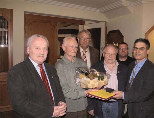 (v.l.n.r.) Othmar Luxem (Vertreter VGV Pellenz), Helmut Emmerich (125 Spenden), Fred Doll (DRK Ehrenvorsitzender), Hans-Dieter Feurer (125 Spenden), Ronald Schmiegel (2. Vorsitzender), Wilhelm Anheier (Vorsitzender DRK OV Plaidt). privat