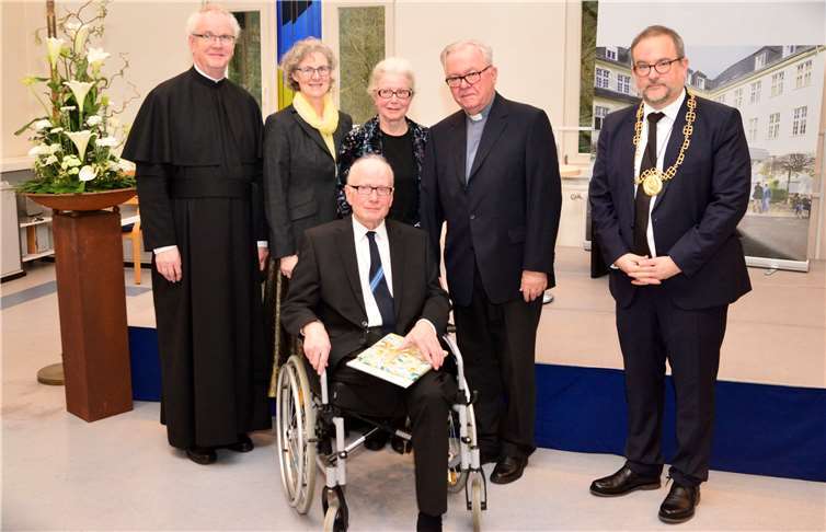 (v.l.n.r.): P. Alexander Holzbach SAC (Pallottiner), Prof. Dr. Margareta Gruber OSF (Dekanin der Theologischen Fakultät der PTHV), Dr. Rita van de Sandt (Schwester von Dr. h.c. Heinrich van de Sandt), Prof. Dr. Dr. Holger Zaborowski (Rektor der PTHV); vorne: Dr. h.c. Heinrich van de Sandt (neuer Ehrendoktor). Foto: Timo Kessler