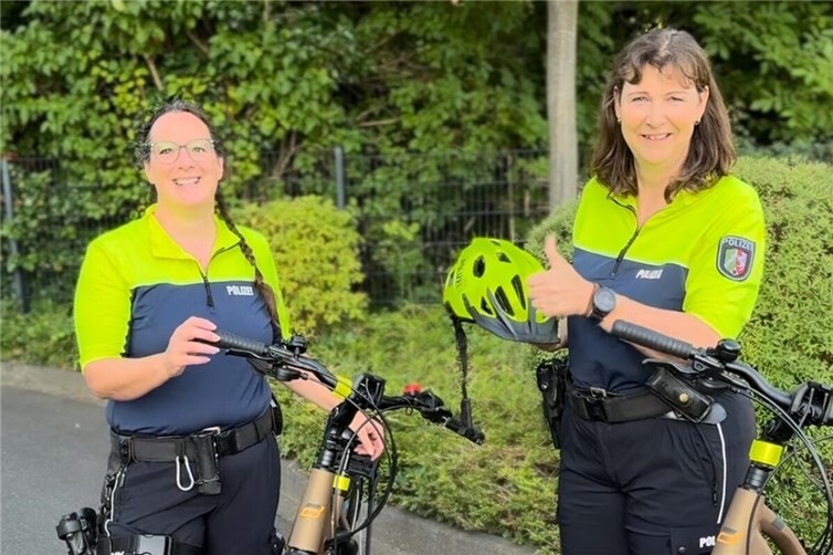 v.l.n.r. PHKin Julia Braun, PHKin Anke Weber ( beide Verkehrsunfallprävention)