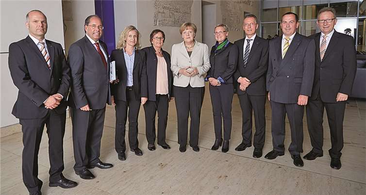 v.l.n.r.: Patrick Leonhardt, Peter Hack, Dr. Thorid Klantschitsch, Margret Hack, Bundeskanzlerin Angela Merkel, Petra Korts, Thomas Hack, Michael Weidenfeller, Erwin Rüddel.Laurence Chaperon