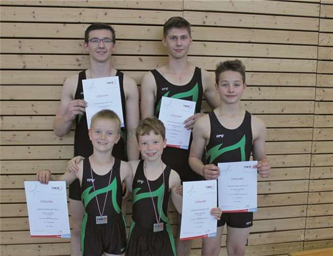 (v.l.n.r.) Patrick Schmidt, Kai Hundertmark, Julius Feiden, Jonah Höving und Ole Pearse-Danker nach dem Wettkampf mit ihren Medaillen und Urkunden. privat