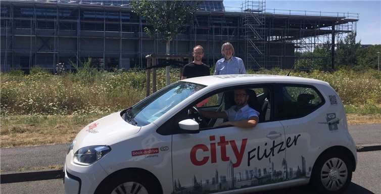(v.l.n.r.) Patrick Zwiernik, Dr. Bernhard Braun, im Cityflitzer Marco Zerban. privat