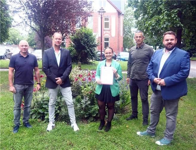 (v.l.n.r.): Personalleiter Uli Kalb, Fachbereichsleiter Ordnung und Soziales Thomas Bach, Standesbeamtin Paulina Miller, Büroleiter Thomas Gutfrucht, Bürgermeister Christoph Mohr.  Foto: Theresa Artzdorf/Stadt Bendorf