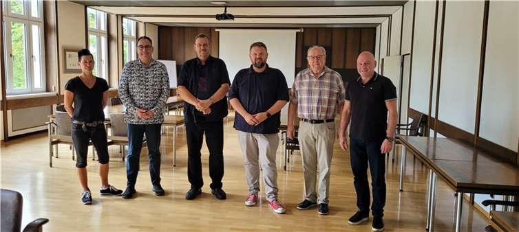 (v.l.n.r.): Personalratsvorsitzende Ines Lindemann-Günther, Werkleiter Michael Stiren, Mathias Hensler, Bürgermeister Christoph Mohr, Erster Beigeordneter Bernhard Wiemer, Personalleiter Uli Kalb.  Foto: Stadt Bendorf