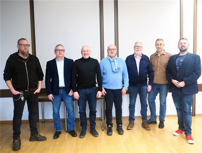 (v.l.n.r.): Personalratsvorsitzender Dennis John, stv. Werkleiter Michael Frömbgen, Personalleiter Uli Kalb, Alfons Schuster, Erster Beigeordneter Peter Schneider, Büroleiter Thomas Gutfrucht, Bürgermeister Christoph Mohr.  Foto: privat