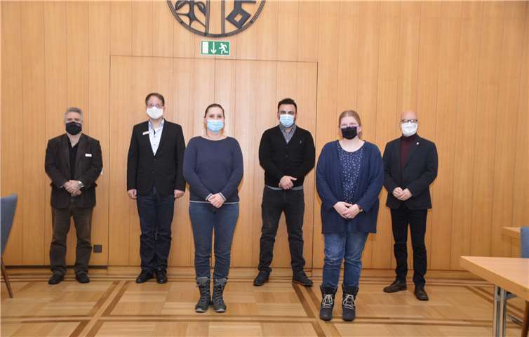 (v.l.n.r.): Personalratsvorsitzender Ralf Dietz, Bereichsleiter Verwaltungssteuerung Christoph Buttner, Yvonne Klein, Ertan Akdemir, Svenja Hoss und Oberbürgermeister Dirk Meid. Foto: Bernd Wollenweber / Stadt Mayen