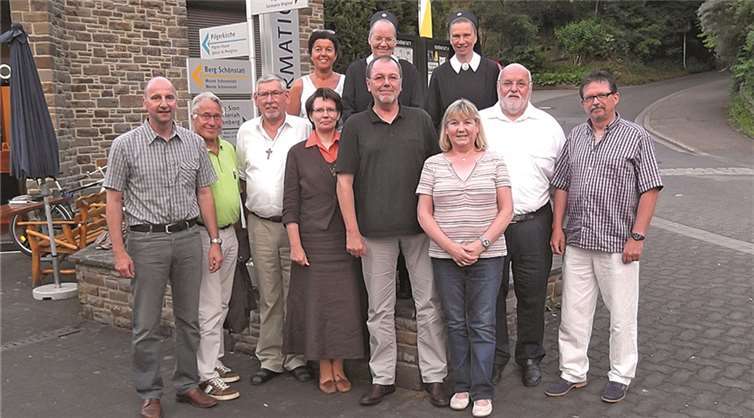 (v.l.n.r.) Peter Stäblein, Dr. Alfred Löhning, Rektor Egon Zillikens, Schwester Veronika, Wolfgang Heitmann, Christa Priebe, Fraktionsvorsitzender Dieter Klöckner, MdL, Thomas Muth; (2. Reihe v.l.n.r.) Dagmar Meder, Schwester Anne-Maike und Schwester Maria Julia. privat