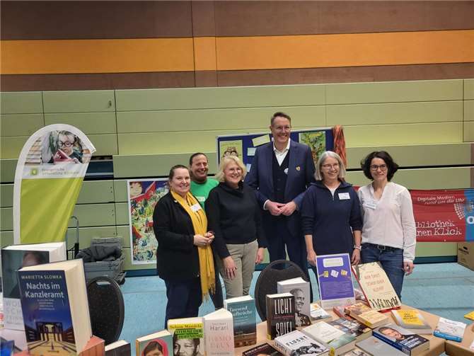 v.l.n.r.: Petra Gadsch (Fotografin), Stefanie Jürries, Helene Schäuble, Ministerpräsident Alexander Schweitzer, Irmgard Kremer-Bieber und Stephanie Haas.Foto: privat