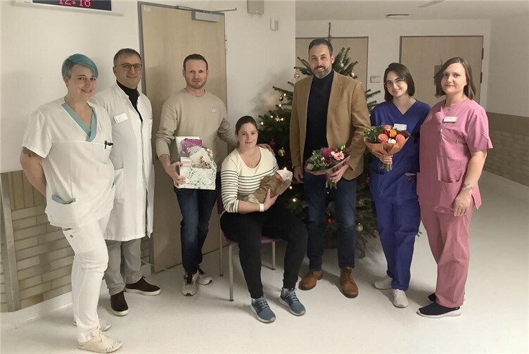 v.l.n.r.: Pflegekraft Jessica Funk, Chefarzt Ilhan Saka, Benedict und Lisa mit Luca Büscher, Oberbürgermeister Christian Greiner, Ärztin Katja Lehmann, Hebamme Melanie Geilen. Foto:St. Nikolaus-Stiftshospital/Birgit Freitag