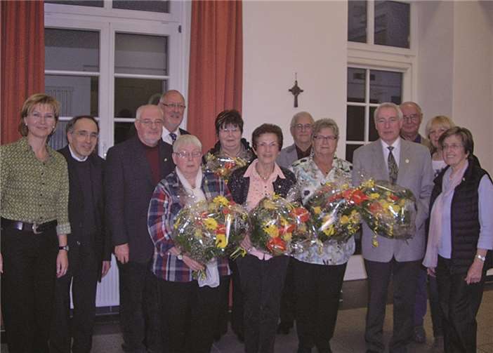 (v.l.n.r.) Pia Zeyen, erste Vorsitzende, Pfr. Johannes Steffens, Klaus-D. und Marianne Jung, Werner und Gisela Westinger, Gisela Gecks, Helmut Schneider, Annedore Reif, Eberhard Hohn, Anton Reif, Petra Meyer und Brigitte Doetsch Vst. privat