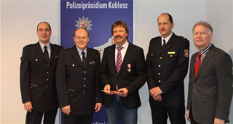 (v.l.n.r.) Polizeirat Markus Oppenhäuser, Leitender Polizeidirektor Christoph Semmelrogge, Alfred Neckenich, Brandoberrat Markus Obel und Polizeipräsident Wolfgang Fromm. PP Koblenz