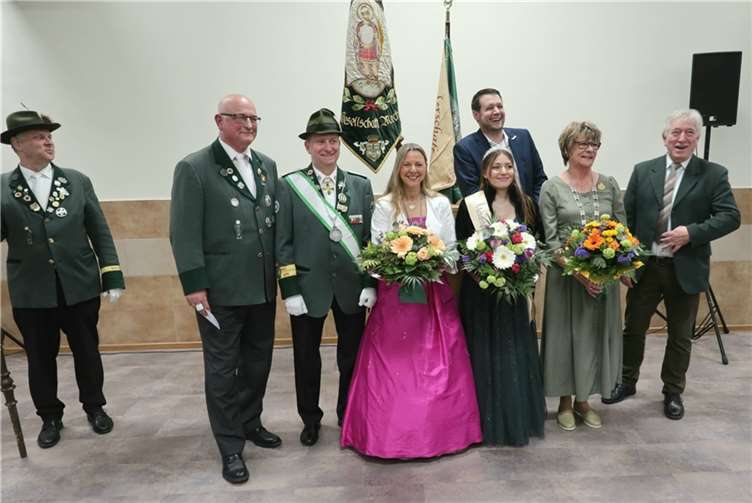 v.l.n.r. Präsident Matthias Klemmer, Prinzgemahl Michael Hilbig, Königin Angelika Hilbig, Blütenkönigin Antonia Augenstein, stv. BM Tobias Pötzsch, Bürgerkönigin Renate Groesser mit Gatte Peter Groesser.