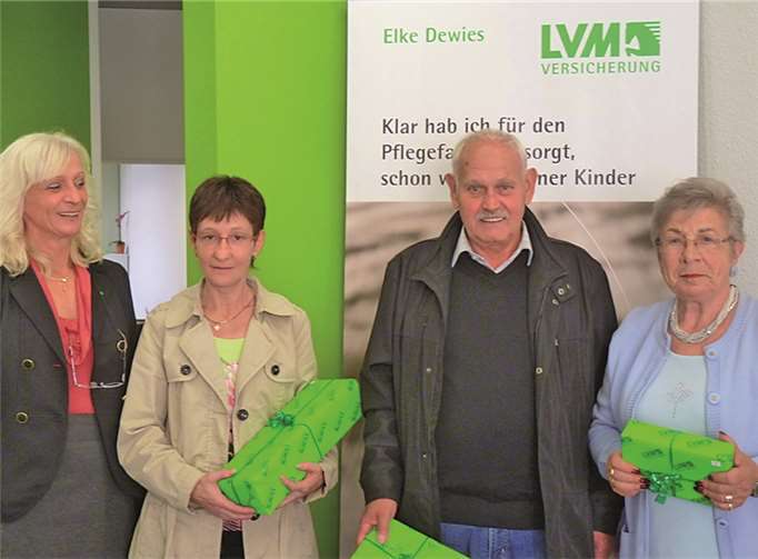 (v.l.n.r.) Preisübergabe in der LVM-Versicherungsagentur: Agenturleiterin Elke Dewies, Roswitha Ley, Josef Langen und Erika Zimmermann. privat