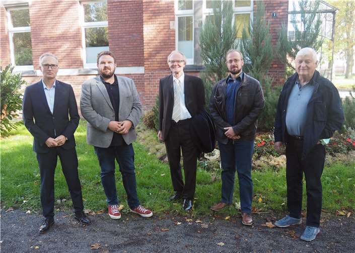 (v.l.n.r.): Prof. Dr. Martin Kaschny, Bürgermeister Christoph Mohr, Herbert Speyerer, Michael Helling und Karl-Otto Hahn.  Foto: Stadt Bendorf