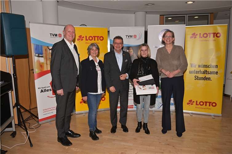 v.l.n.r. R. Rinnen (TVM), K. Schöneberg (TVM), J. Häfner (Lotto RLP), M. Salewski und Staatssekretärin S. Schneider.  Copyright: Foto Seydel