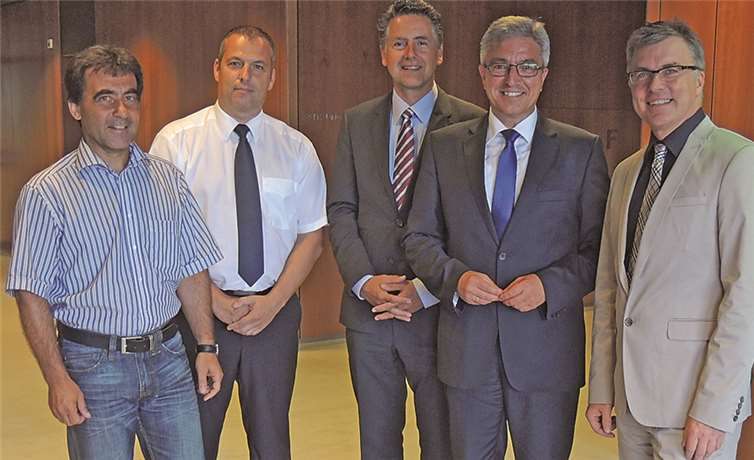(v.l.n.r.) Rainer Engel (Betriebsrat KEVAG), Dirk Marquardt (Betriebsrat EVM), Dr. Karlheinz Sonnenberg (Vorstandsmitglied KEVAG und Mitglied der Geschäftsführung EVM), Roger Lewentz (rheinland-pfälzischer Minister des Inneren für Sport und Infrastruktur) und Bernd Wieczorek (Vorstandsmitglied KEVAG und Mitglied der Geschäftsführung EVM). privat