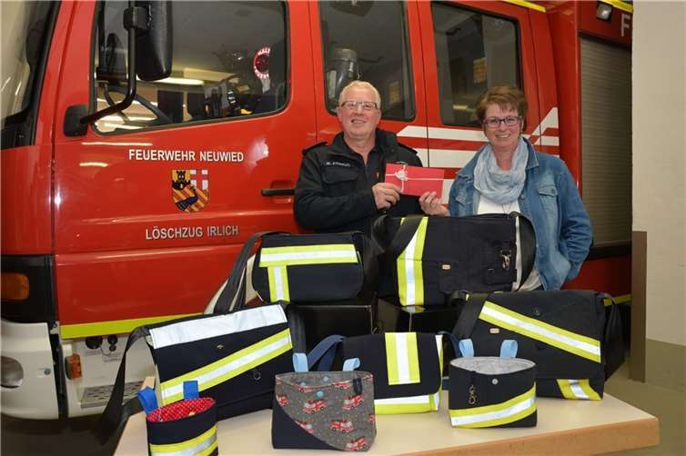 v.l.n.r.: Ralf Frings (Löschzugführer) und Carmen Kötting. Foto: privat