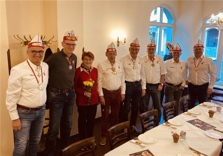 v.l.n.r.: Ralf Kirschbaum, Kommandant Markus Paffhausen, Hannelore Mertesacker, Heinz Bernd Küpper, Siggi Bündgen, Michael Schneider, Johannes Steinhardt, Thomas Baars.  Foto: Stadtsoldatencorps