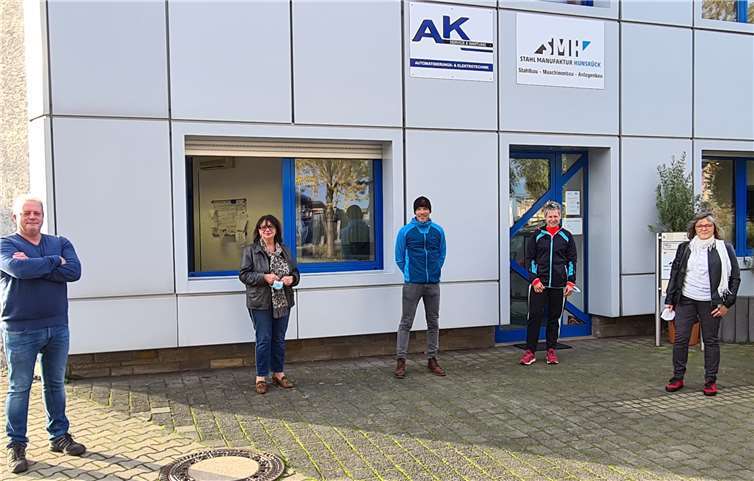 v.l.n.r.: Ralf Krämer mit den Vorstandsmitgliedern Rita Hirsch,Thomas Geisen, Stefanie Stephan und der Vorsitzenden Renate Hollmann. Foto: privat