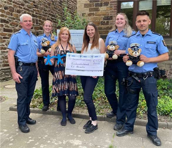 v.l.n.r.: Ralf Schomisch (Leiter der Polizeiinspektion), Laura Schmitt, Kerstin Hellmich und Klara Knieps (beide Vorstand KSB), Charleen Vollbrecht und Manuel Schnurr.  Foto: KSB Ahrweiler / Kim Reißland