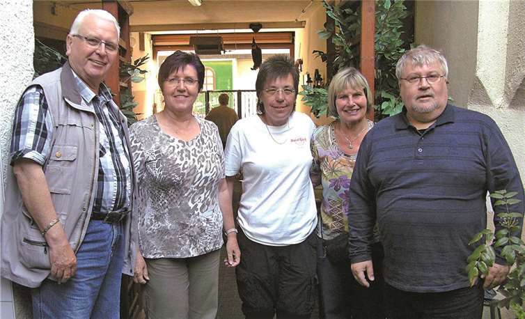 (v.l.n.r.) Rigobert Scherf, Kreisvorsitzender VdK; Petra Kragl, Schriftführerin Ortsverband Mülheim-Kärlich; Manuela Schenk, Vorsitzende des Ortsverbandes Mülheim-Kärlich; Brigitte Nehls, Vorsitzende des Ortsverbandes Rhens und Manfred Freitag, Kassierer des Ortsverbandes Mülheim-Kärlich). privat