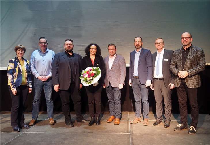 (v.l.n.r.): Rita Emde, Prokuristin WFG, Michael Stiren, Werkleiter und Geschäftsführer Rheinhafen GmbH, Bürgermeister Christoph Mohr, Prof. Dr. Lamia Messari-Becker, Wolfgang Treis, Präsident SGD Nord, Spediteur Andreas Normann, Werner Prümm, Fachbereichsleiter Stadtentwicklung, Wirtschaft, Bauen, Kultur und MdL Peter Moskopp.  Fotos: Stadt Bendorf