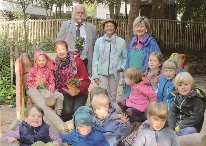 v.l.n.r.: Rita Theisen (Heimatverein Pech), Leonhard Hüllen (GeschäftsstellenleiterVolksbank Pech), Christa von Düsterlho (Heimatverein Pech) und Lieselotte Scheibner (Leiterin des Waldorfkindergartens Wachtberg e. V. in Pech).