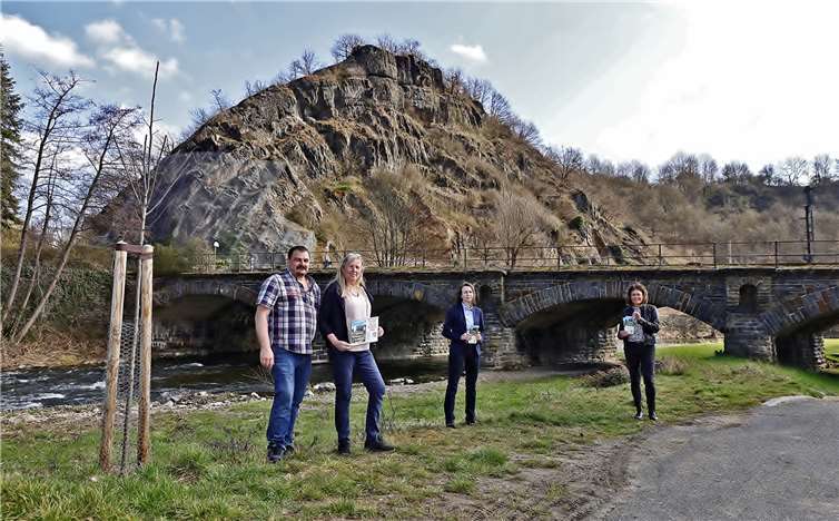 v.l.n.r. Robert Hupperich, Ortsvorsteherin Kreuzberg Anke Hupperich, Bürgermeisterin Cornelia Weigand, Ulla Dismon, Mittelahr Touristik, VG Altenahr. Fotos:Werner Dreschers
