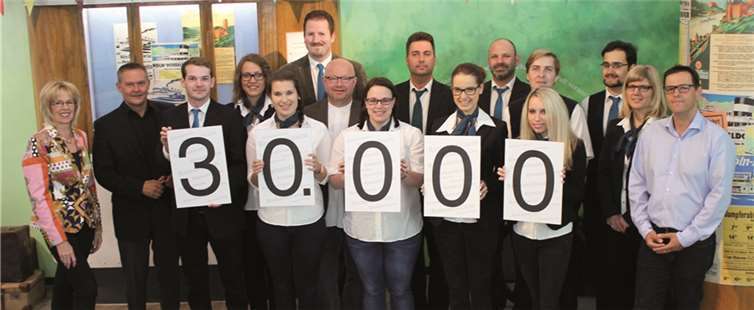 (v.l.n.r): Romy Zahren, die stellvertretende Geschäftsführerin der Koblenz-Touristik und Andreas Bilo, Geschäftsführer der Koblenz-Touristik freuen sich zusammen mit ihren Mitarbeitern über den 30.000sten Besucher im Romanticum Koblenz. privat