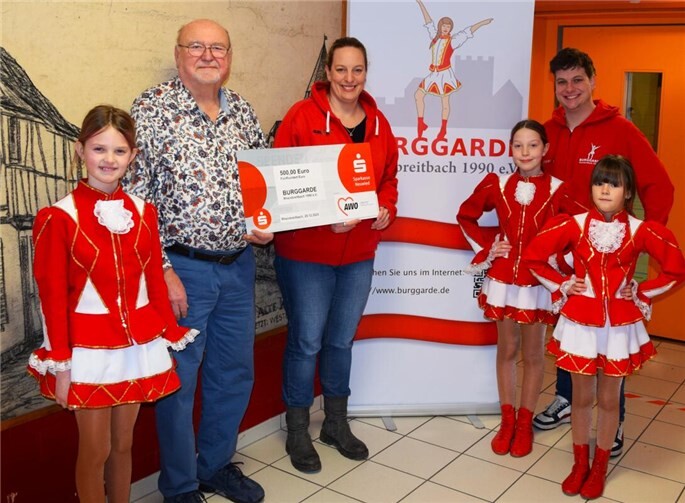 v.l.n.r. Rudolf Martin, Katrin Adenauer, Thorsten Nolden und 3 Tänzerinnen der Sterne (Burggarde).  Foto: Dirk Weiske