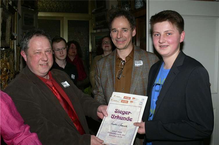 (v.l.n.r.) Rudolf Mattar und Herbert Budweg (Mitte) übergaben dem Sieger die Urkunde.